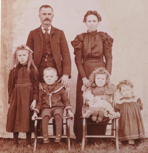 1900c. Dubé, Marie ( à g.) et  famille