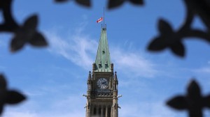 drapeau-berne-tour-paix-parlement-ottawa-pensionnats-autochtones-271
